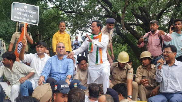 The center was accused of Hitlerism, by marching to the Raj Bhavan, the Congressmen protested fiercely The center was accused of Hitlerism, by marching to the Raj Bhavan, the Congressmen protested fiercely