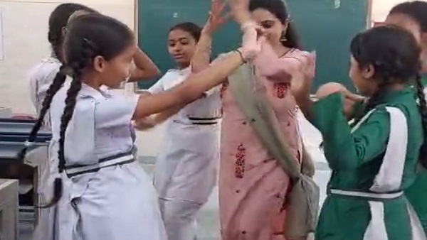 जब टीचर ने छात्रों के साथ लगाए ठुमके