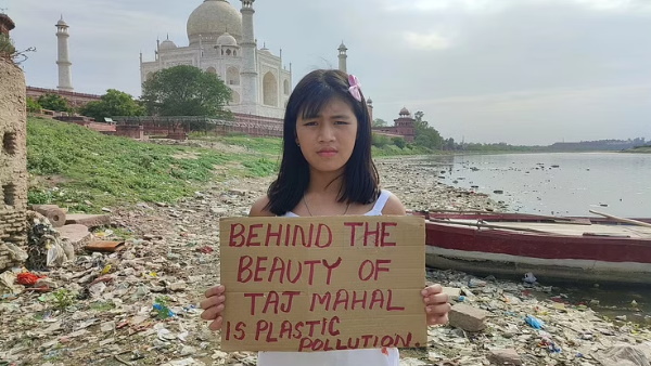 लड़की ने ताजमहल के पीछे की गंदगी दिखाई