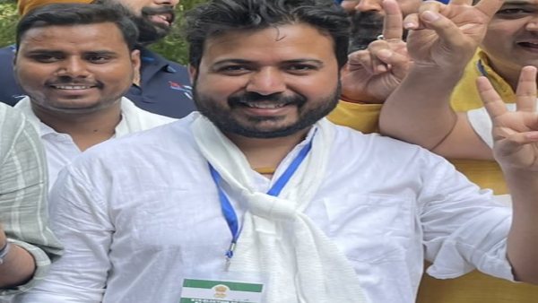 दुर्गेश पाठक अरविंद केजरीवाल के करीबी