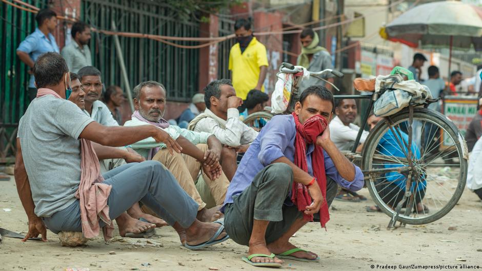 अभी तक जितनी भी समीक्षा हुई है उसमें यही सामने आया है कि महामारी के पहले साल में लाखों लोगों का रोजगार छिन गया अभी तक जितनी भी समीक्षा हुई है उसमें यही सामने आया है कि महामारी के पहले साल में लाखों लोगों का रोजगार छिन गया