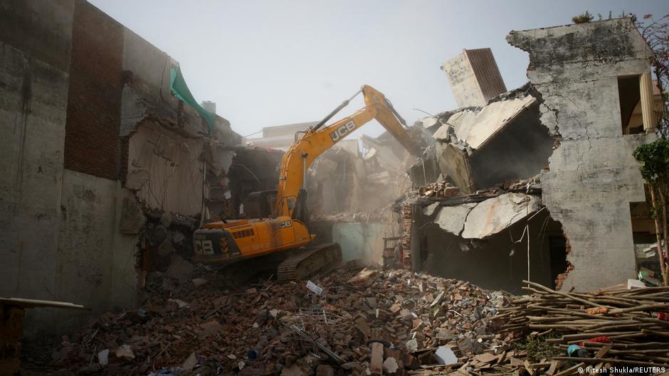 प्रयागराज में जावेद मोहम्मद का मकान तोड़ता बुलडोजर