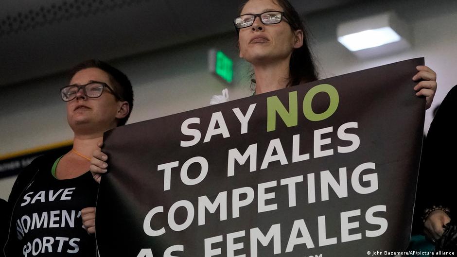 अमेरिका के एटलांटा में ट्रांस तैराक लिया थॉमस के खिलाफ प्रदर्शन