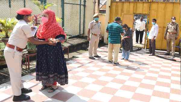 रोजाना लगभग 1,850 भर्तियां