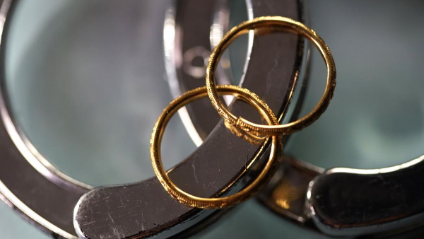 जेल के अंदर बंद हत्यारे रीस को दिल दे बैठीं लॉरा