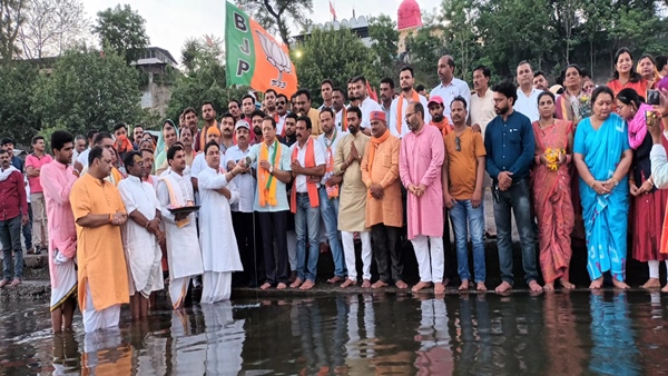 टिकट मिलते ही की पूजा-पाठ, पहुंचे पार्टी दफ्तर 
