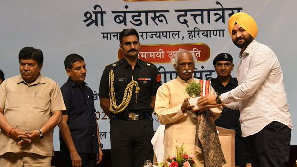 Haryana governor gave Bhim Award to players