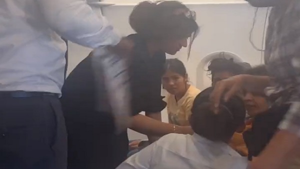गर्मी की वजह से रोते हुए दिखी महिला