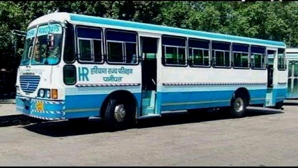 यात्रियों को चलती बस में​ पिलाते हैं पानी
