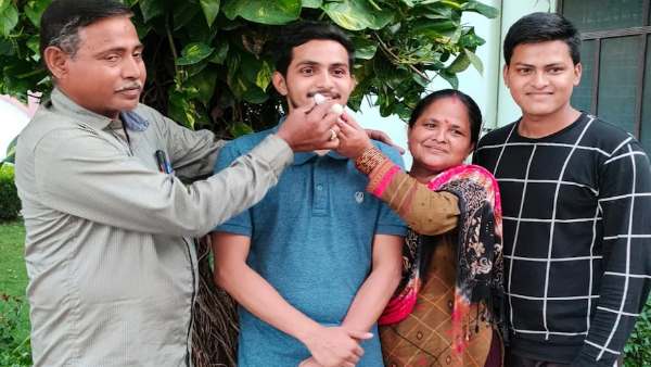 हिमांशु पांडे के पिता चलाते है गाड़ी हिमांशु पांडे के पिता चलाते है गाड़ी