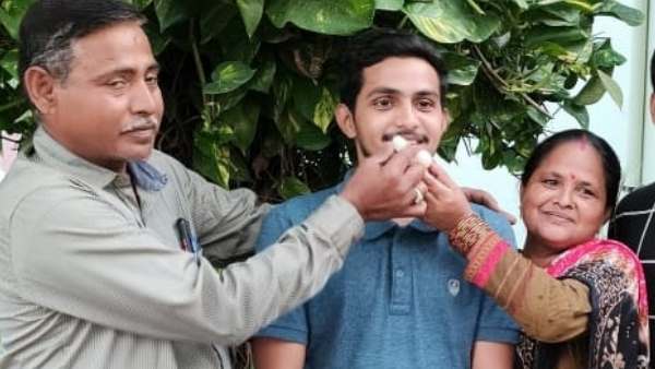 बचपन से ही काफी मेधावी छात्र है हिमाशु पांडे बचपन से ही काफी मेधावी छात्र है हिमाशु पांडे