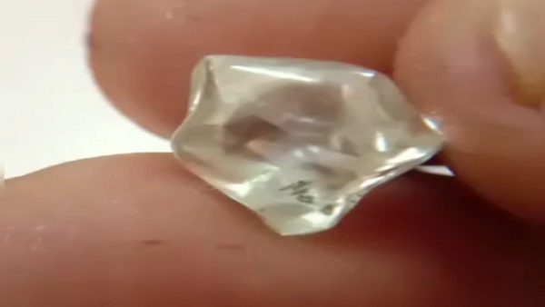 20 द‍िन की मेहतन में 6.29 कैरेट का हीरा म‍िला