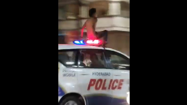 शर्टलेस होकर पुलिस की गाड़ी पर बैठकर शराबी युवक