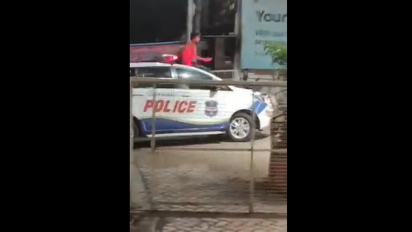 पुलिस ने शराबी को नीचे उतारकर डंडों से पीटा
