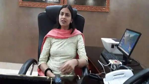 जिलाधिकारी के सवालों का जवाब नहीं दे पाए छात्र जिलाधिकारी के सवालों का जवाब नहीं दे पाए छात्र