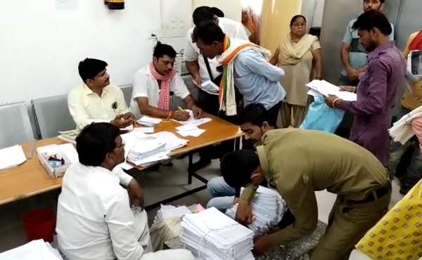 सागर में जिप चुनाव के लिए जमा नामांकन की स्क्रूटनी करते अधिकारी-कर्मचारी सागर में जिप चुनाव के लिए जमा नामांकन की स्क्रूटनी करते अधिकारी-कर्मचारी