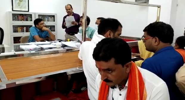 सागर में जिला पंचायत चुनाव के नामाकंन जमा करते लोग सागर में जिला पंचायत चुनाव के नामाकंन जमा करते लोग