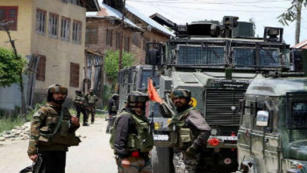 घाटी छोड़ने को मजबूर हैं लोग 