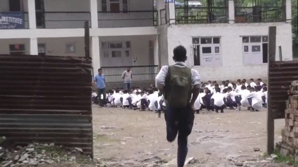 'मैं एक पैर पर बैलेंस बनाते हुए, स्कूल के लिए 2KM चलता हूं...' 'मैं एक पैर पर बैलेंस बनाते हुए, स्कूल के लिए 2KM चलता हूं...'