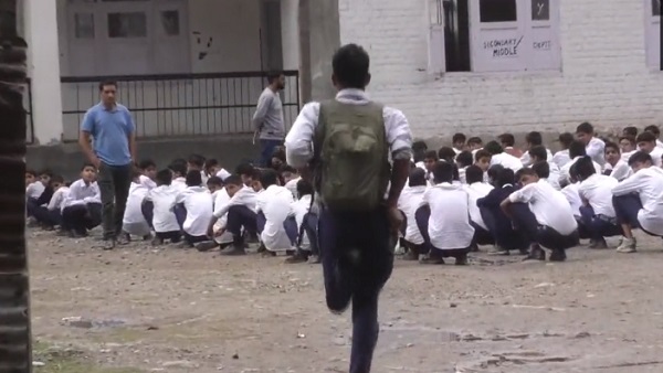 'सड़कें अच्छी नहीं है...लेकिन मैं स्कूल जाना नहीं छोड़ सकता...' 'सड़कें अच्छी नहीं है...लेकिन मैं स्कूल जाना नहीं छोड़ सकता...'