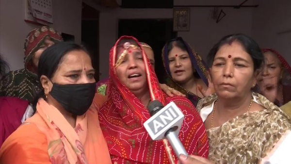 पत्नी ने कहा - हत्यारों को फांसी दो