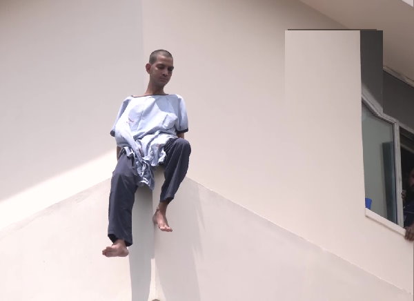 West Bengal Kolkata: A patient climbed out of the highrise edge of the Institute of NeuroScience Hospital West Bengal Kolkata: A patient climbed out of the highrise edge of the Institute of NeuroScience Hospital