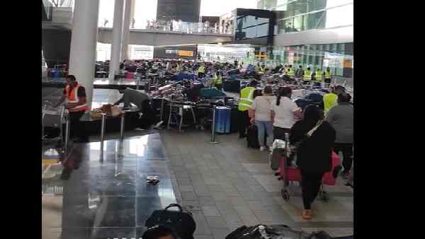 यात्रियों को सामान छोड़कर जाने को कहा यात्रियों को सामान छोड़कर जाने को कहा