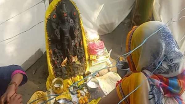 मिट्टी हटाते ही चमकने लगी मूर्ति