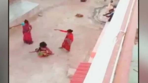 घर की महिलाओं ने मारे मुक्के...बाल पकड़कर खींचा घर की महिलाओं ने मारे मुक्के...बाल पकड़कर खींचा