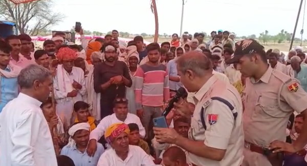 सड़क पर वार्ता की मांग पर अड़ा सैनी समाज