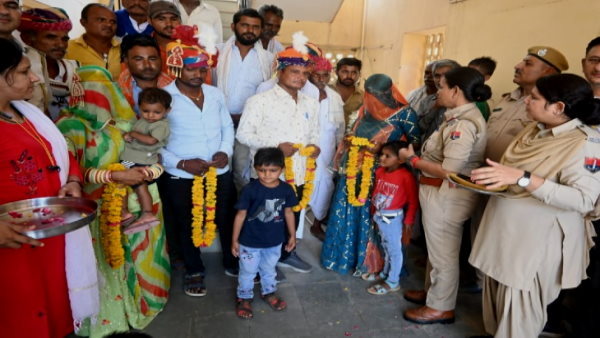 पुलिस थाने में समधी-समधन गले मिले पुलिस थाने में समधी-समधन गले मिले