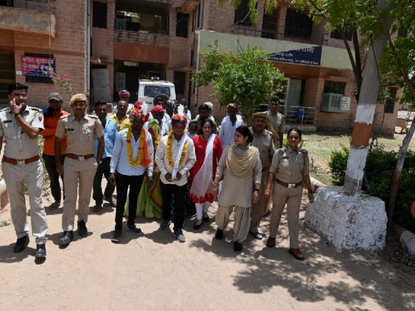 झगड़ों से दोनों परिवारों में दूरियां आ गई झगड़ों से दोनों परिवारों में दूरियां आ गई
