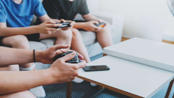 अचानक ना छीने मोबाइल, कम उम्र से करें प्रयास 