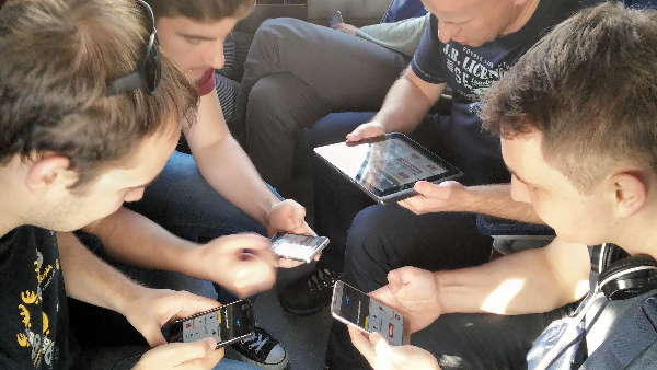 मोबाइल फोन के बुरे परिणामों से बचा सकती हैं यह 6 बातें 