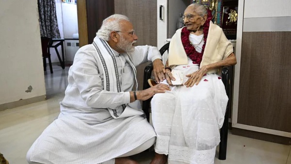 'आपका बेटा पीएम है, गर्व होता होगा', इस पर क्या बोलीं मोदी की मा? 