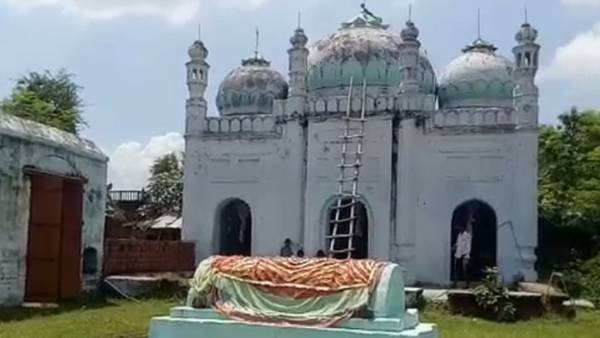 मस्जिद के बाहर माथा भी टेकते हैं लोग