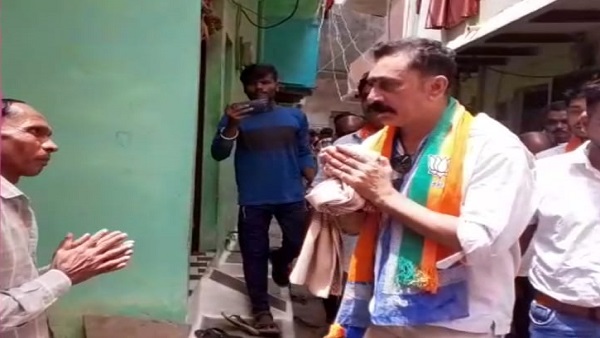फ‍िल्‍म अभ‍िनेता मुकेश त‍िवारी वोट की अपील करते हुए 