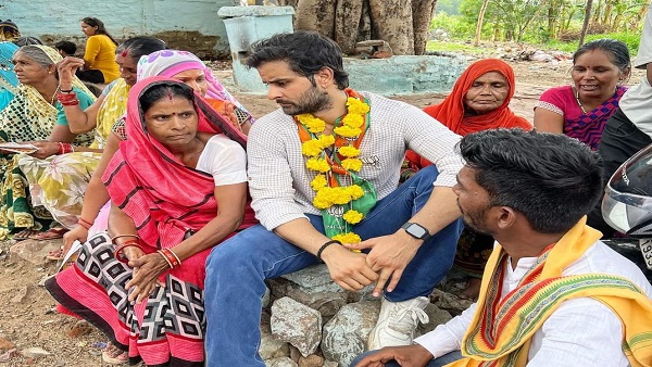 फ‍िल्‍म अभ‍िनेता ऋषांक त‍िवारी बडी मां के चुनाव प्रचार में जुटे हैं
