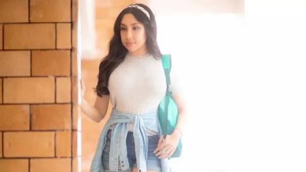 सोशल मीडिया पर रहती हैं एक्टिव सोशल मीडिया पर रहती हैं एक्टिव