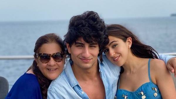 मां के साथ रहती हैं सारा