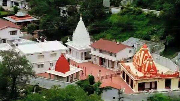 आम से लेकर खास सब हैं बाबा के भक्त