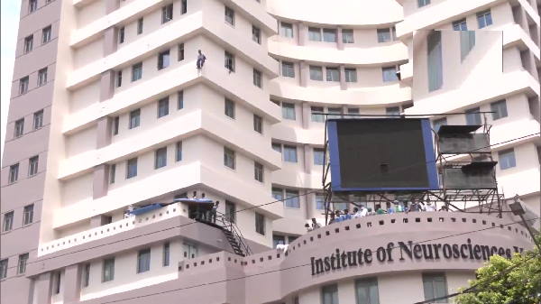 West Bengal Kolkata: A patient climbed out of the highrise edge of the Institute of NeuroScience Hospital West Bengal Kolkata: A patient climbed out of the highrise edge of the Institute of NeuroScience Hospital