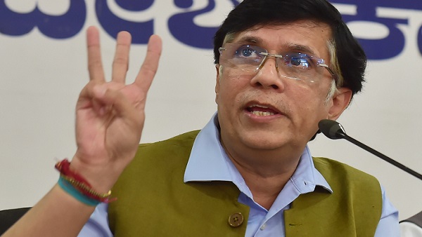 'अकबर इस देश का है और आर्या बाहर से आए थे...' 