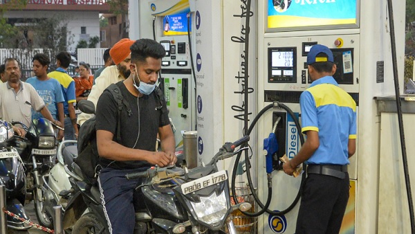 घर बैठे ऐसे चेक करें तेल के दाम घर बैठे ऐसे चेक करें तेल के दाम