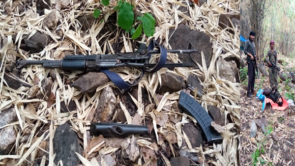 मारे गए नक्सलियों पर घोषित था इनाम 