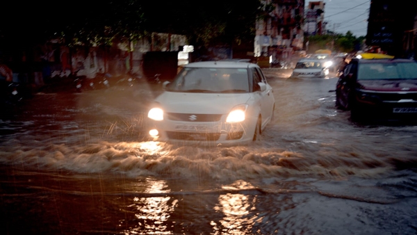 कार फंसी, डूबने से बचाने कंधे पर बैठाया बच्चे को 