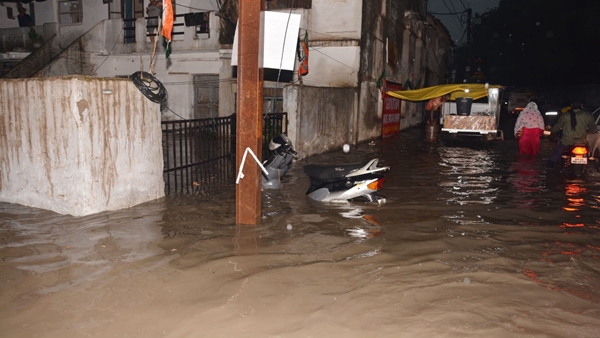 उफनाए नाले, कई इलाके जलमग्न