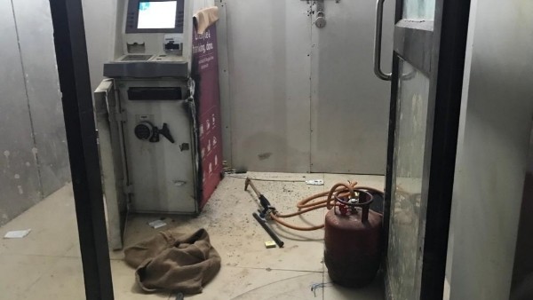 क़रीब 22 लाख रुपये की लूट