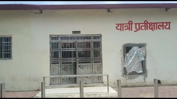 bus stand bus stand