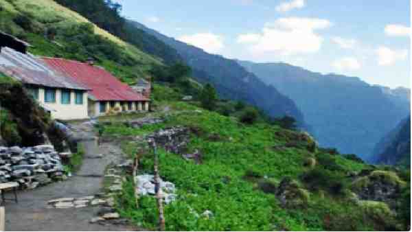 पहाड़ के साथ नीचे खिसकर रहा है कुंवारी गांव